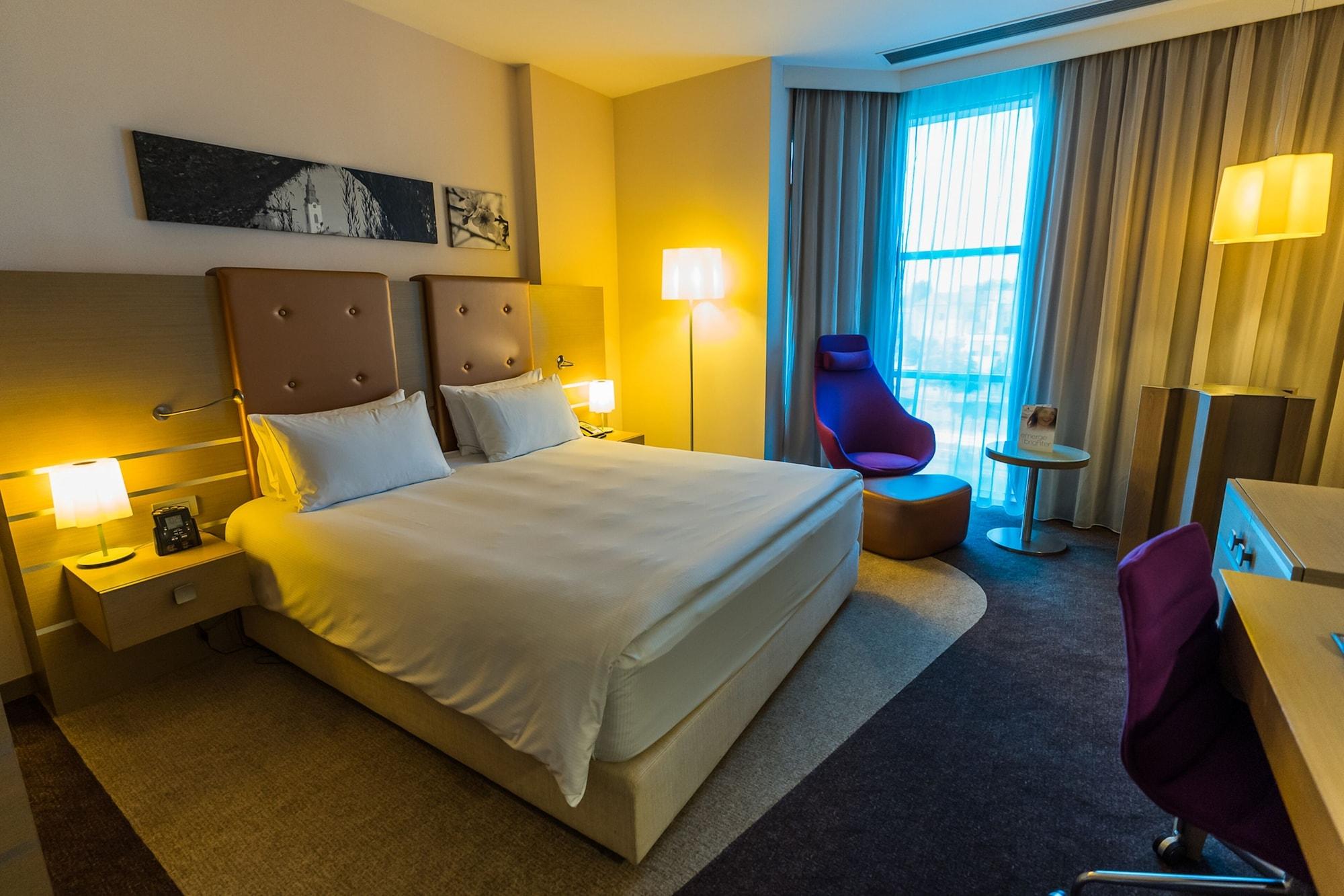 Doubletree By Hilton Oradea Hotel Bagian luar foto