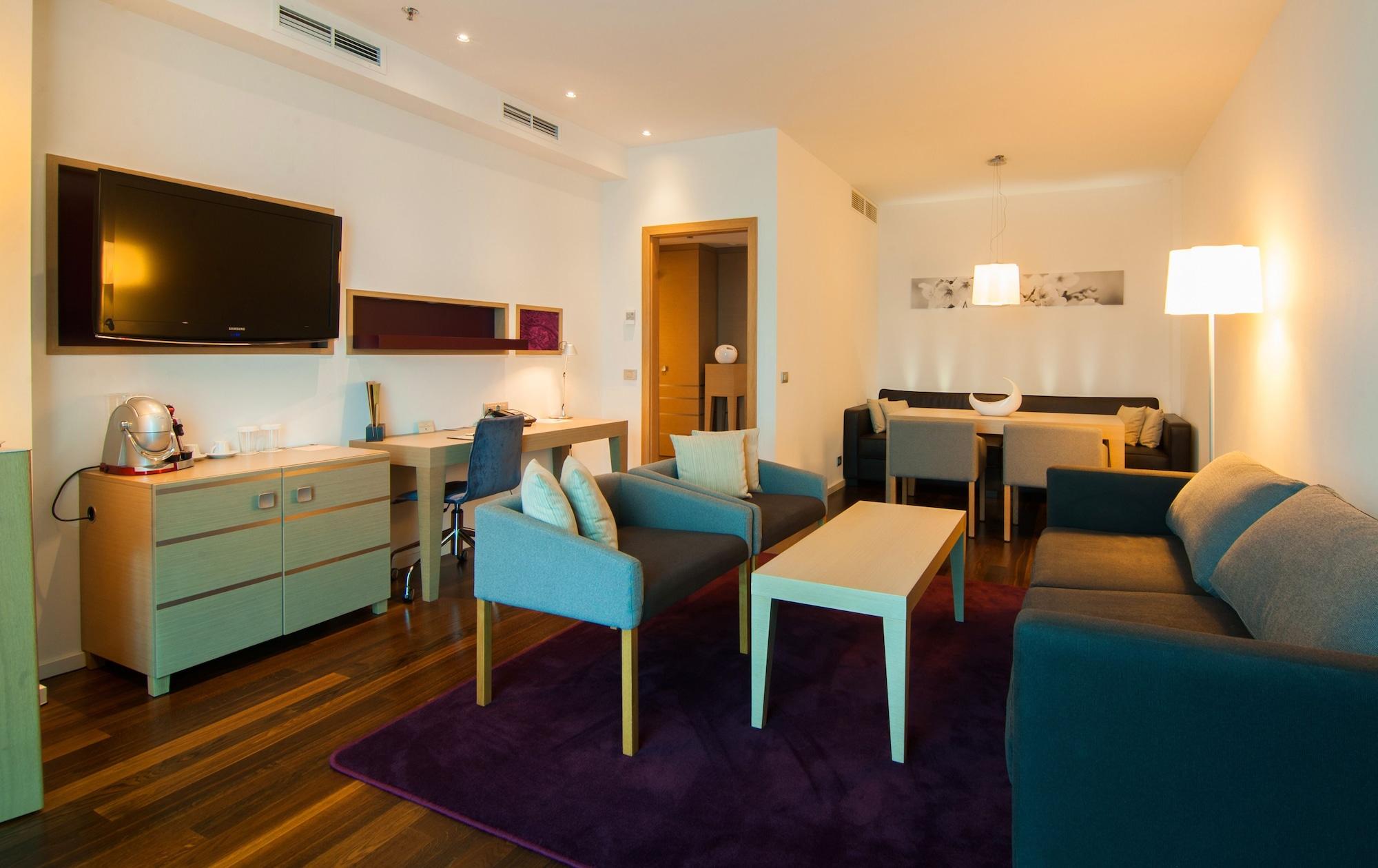 Doubletree By Hilton Oradea Hotel Bagian luar foto