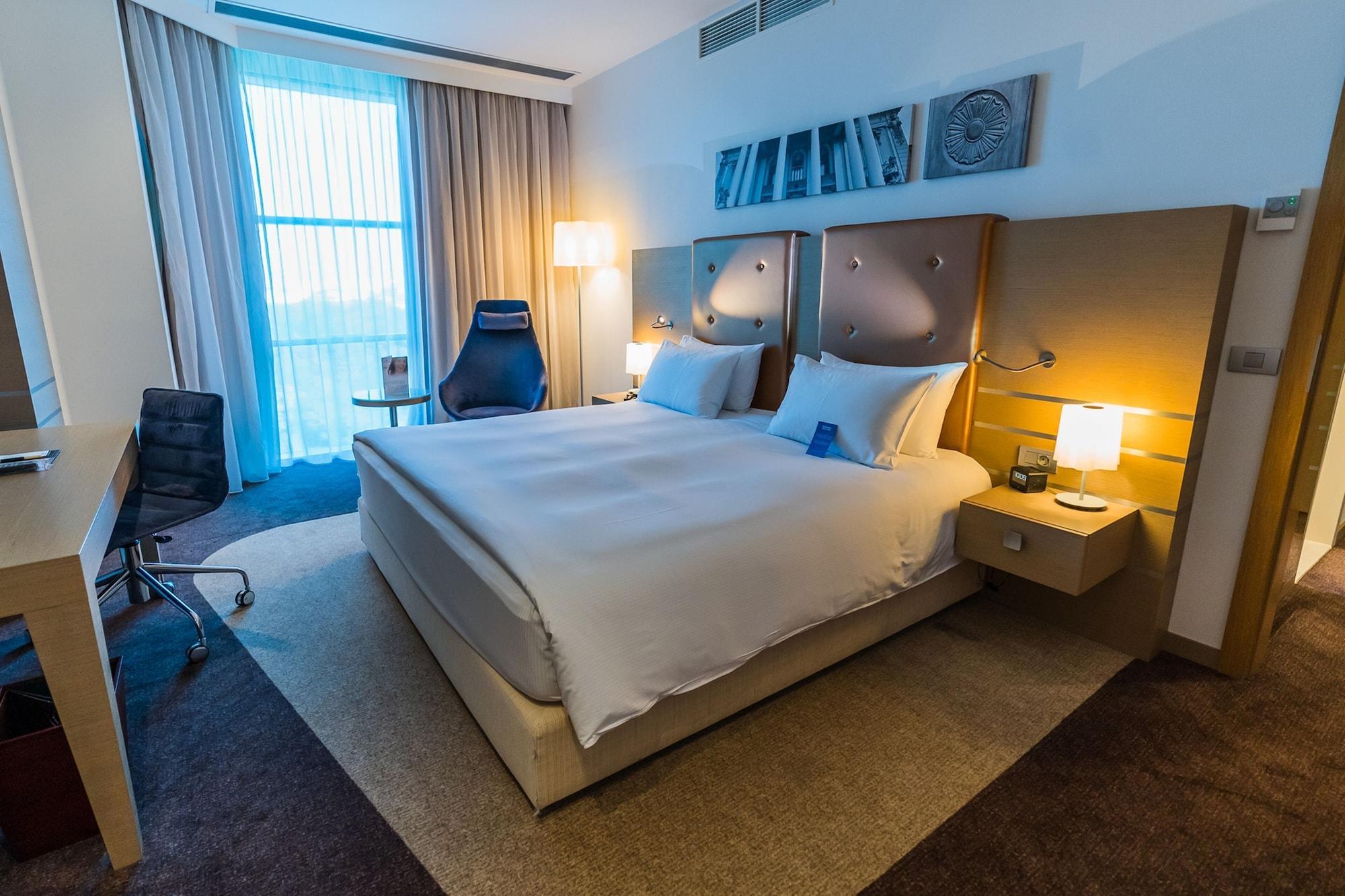 Doubletree By Hilton Oradea Hotel Bagian luar foto