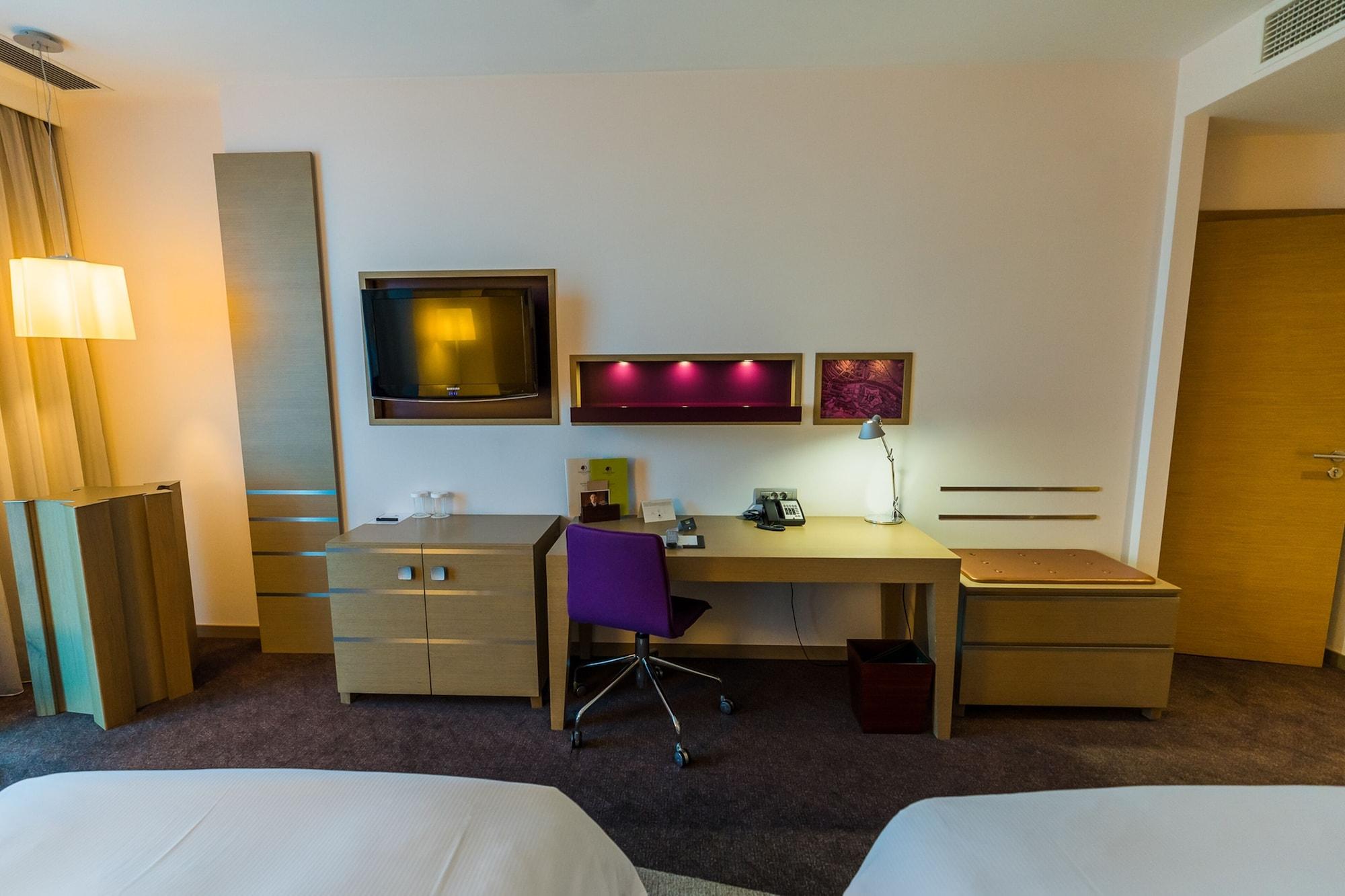 Doubletree By Hilton Oradea Hotel Bagian luar foto