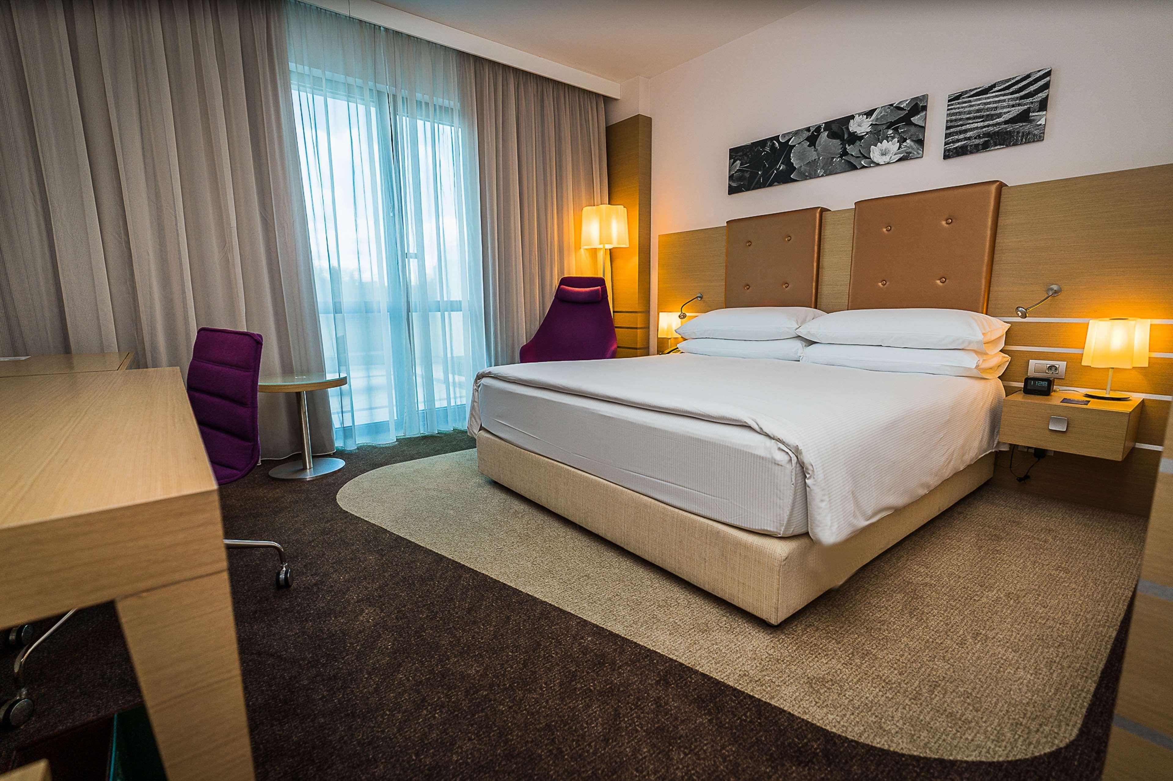 Doubletree By Hilton Oradea Hotel Bagian luar foto