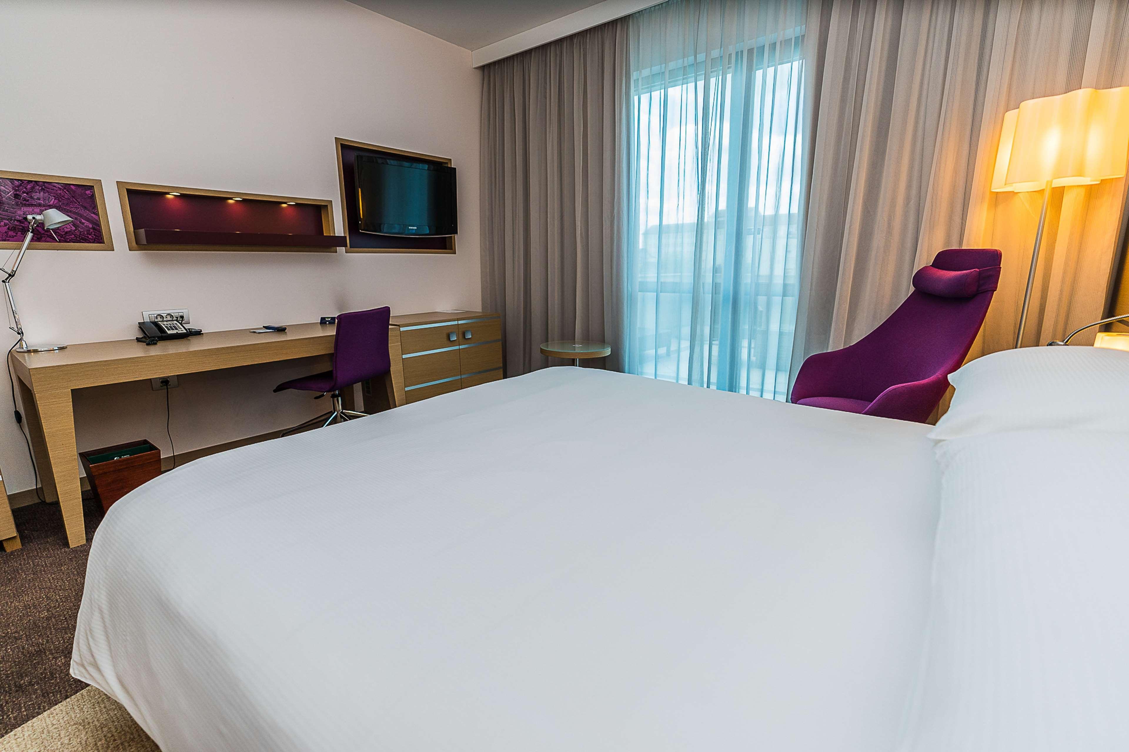 Doubletree By Hilton Oradea Hotel Bagian luar foto