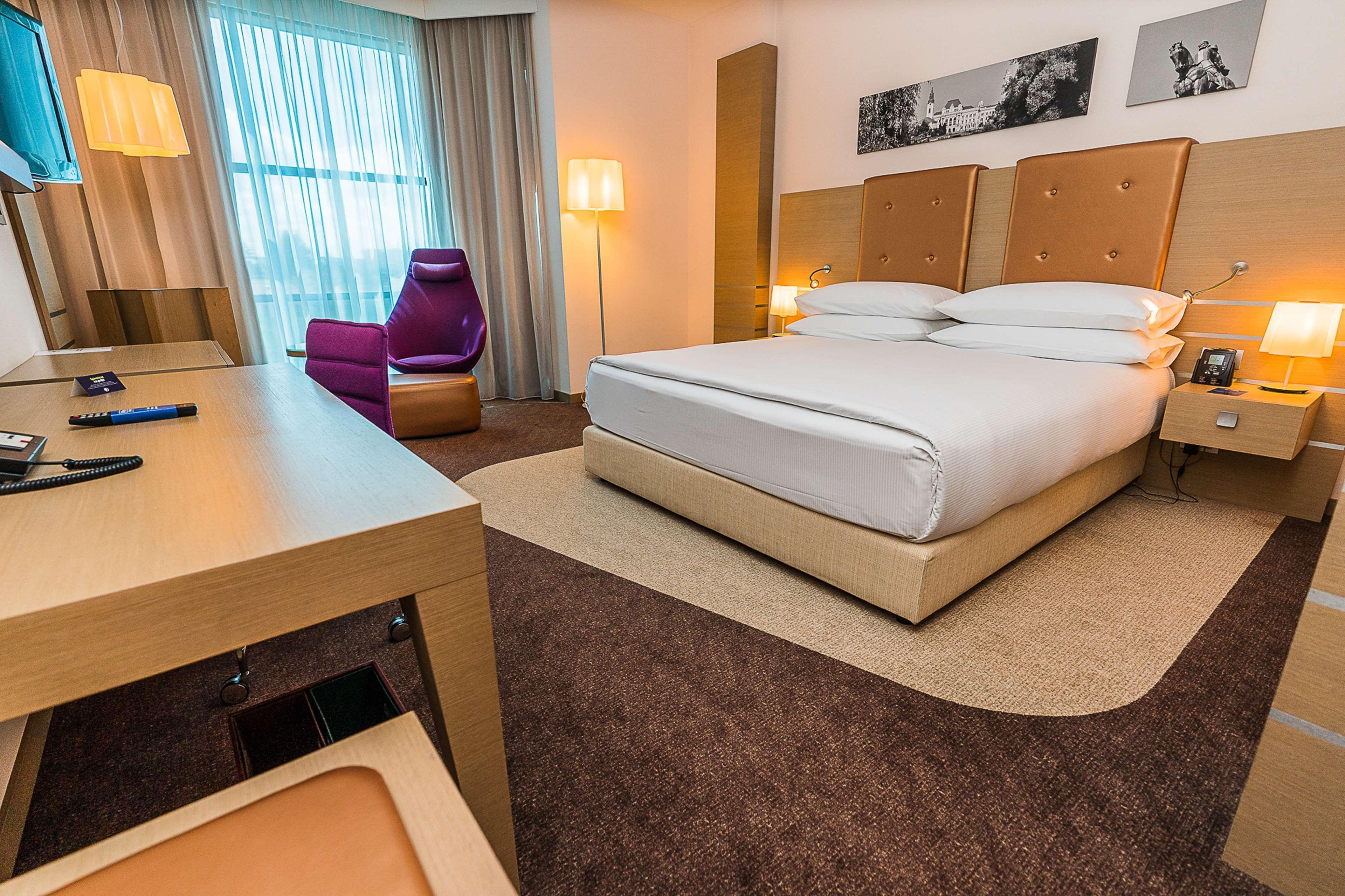 Doubletree By Hilton Oradea Hotel Bagian luar foto