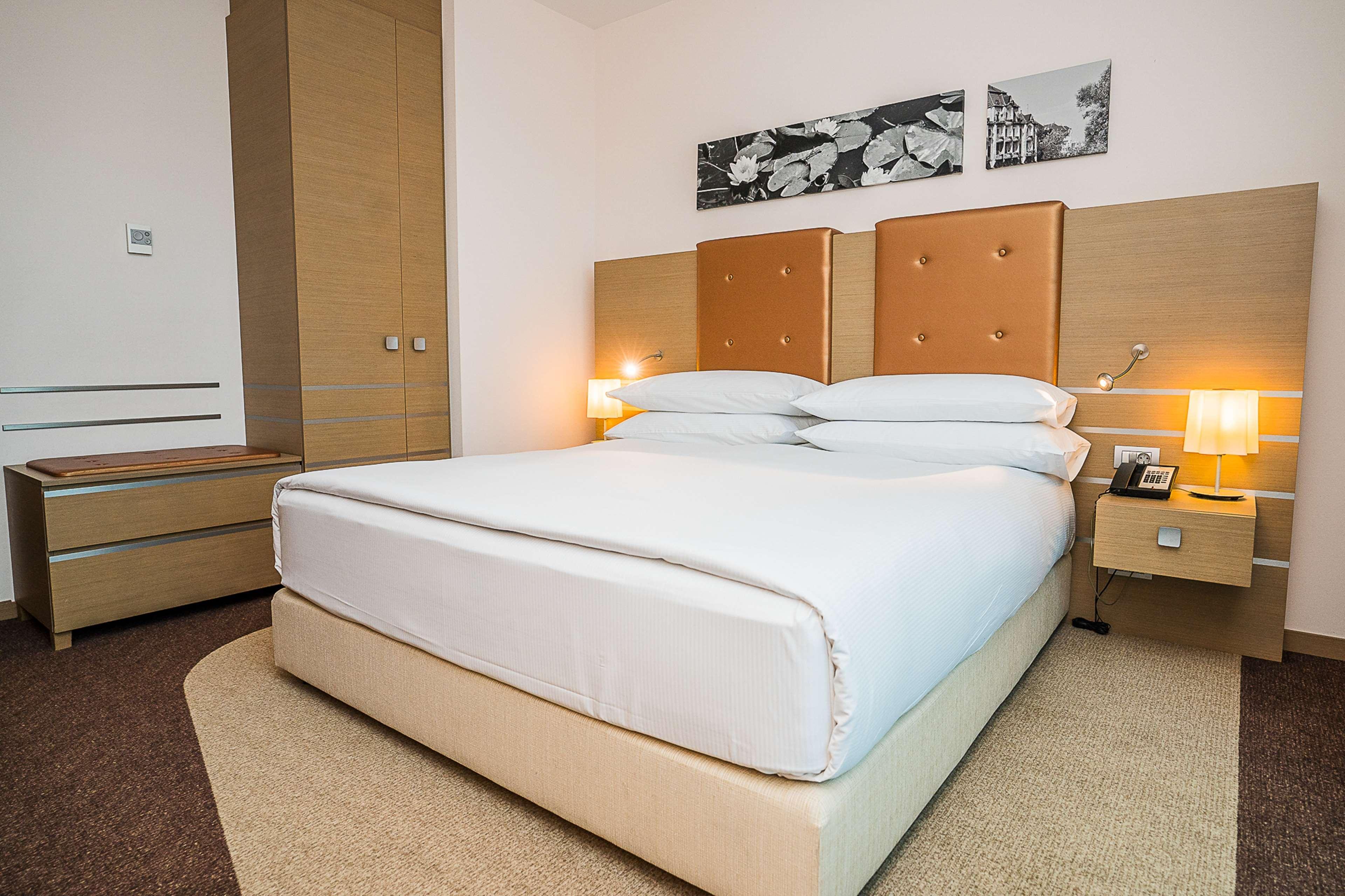 Doubletree By Hilton Oradea Hotel Bagian luar foto