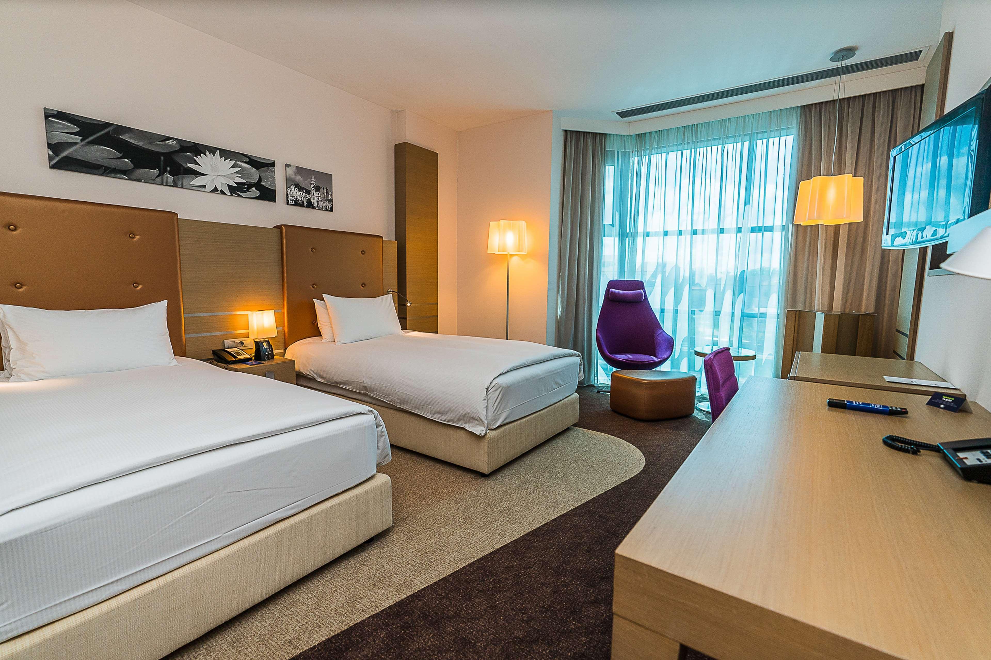 Doubletree By Hilton Oradea Hotel Bagian luar foto
