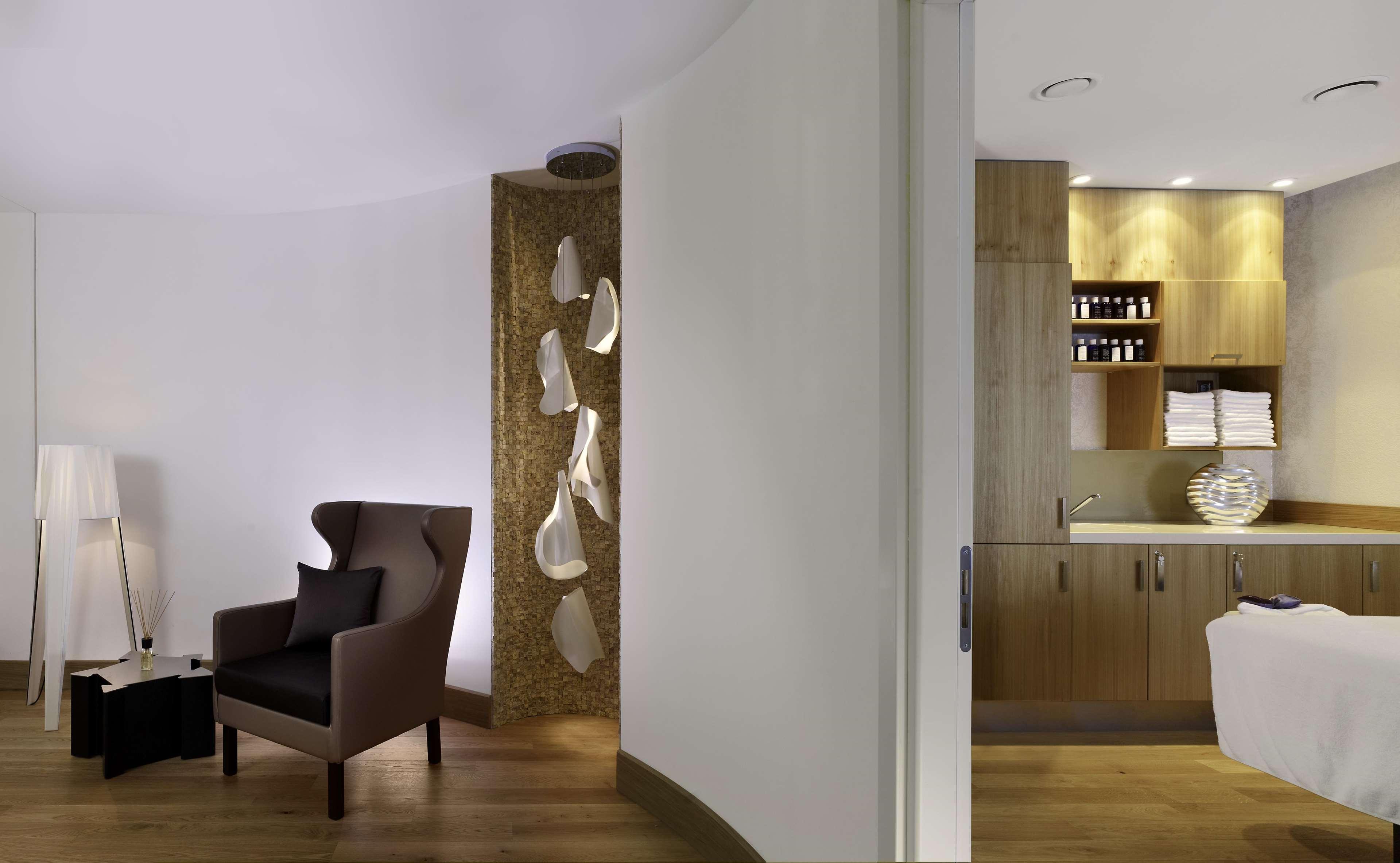 Doubletree By Hilton Oradea Hotel Bagian luar foto