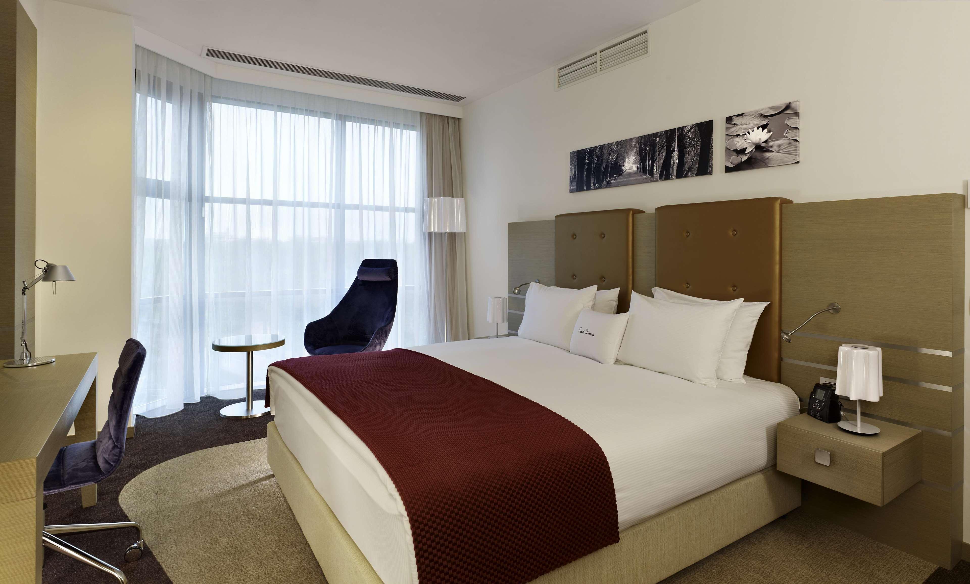 Doubletree By Hilton Oradea Hotel Bagian luar foto