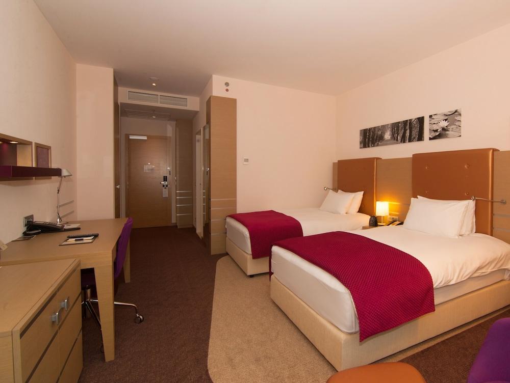 Doubletree By Hilton Oradea Hotel Bagian luar foto