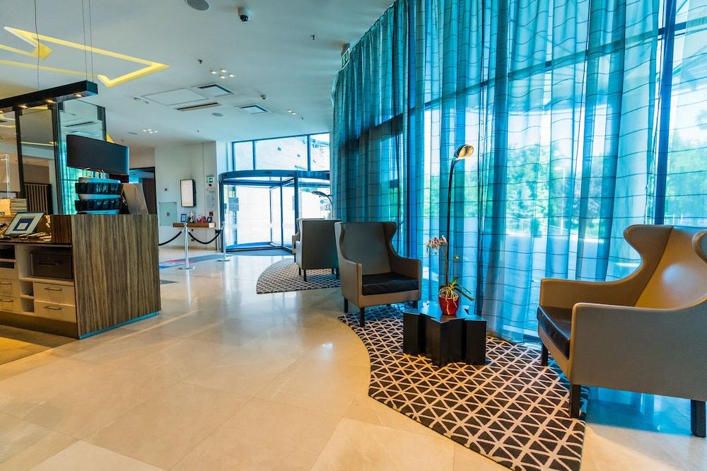 Doubletree By Hilton Oradea Hotel Bagian luar foto