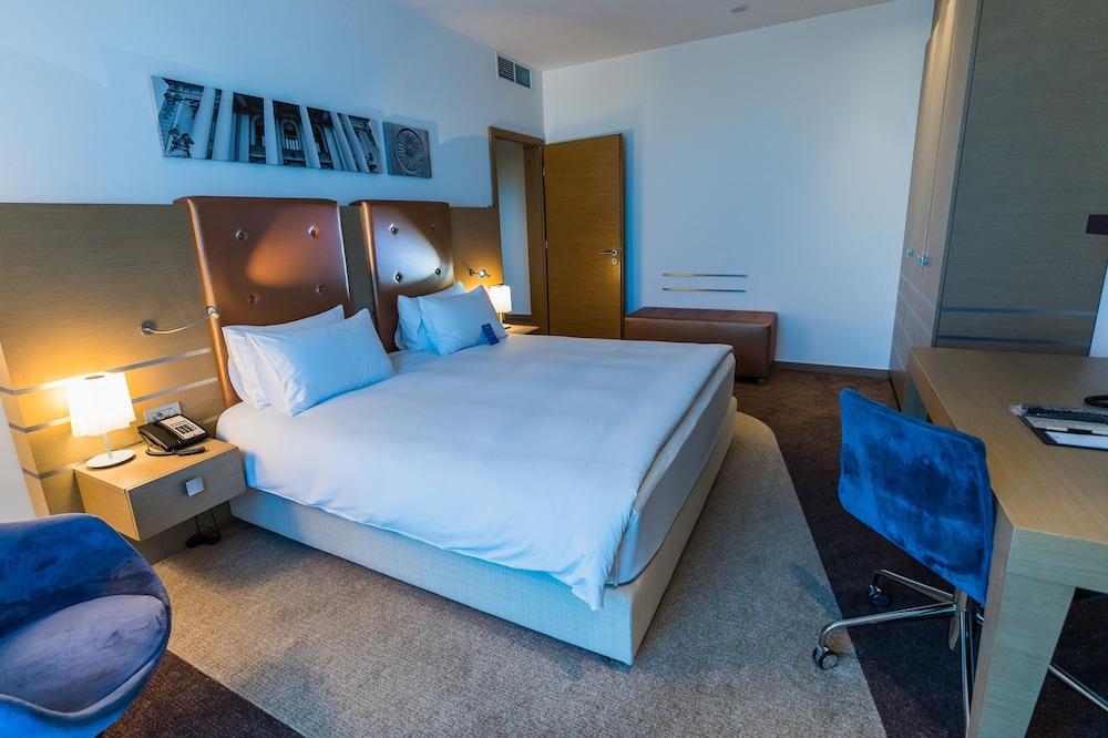 Doubletree By Hilton Oradea Hotel Bagian luar foto