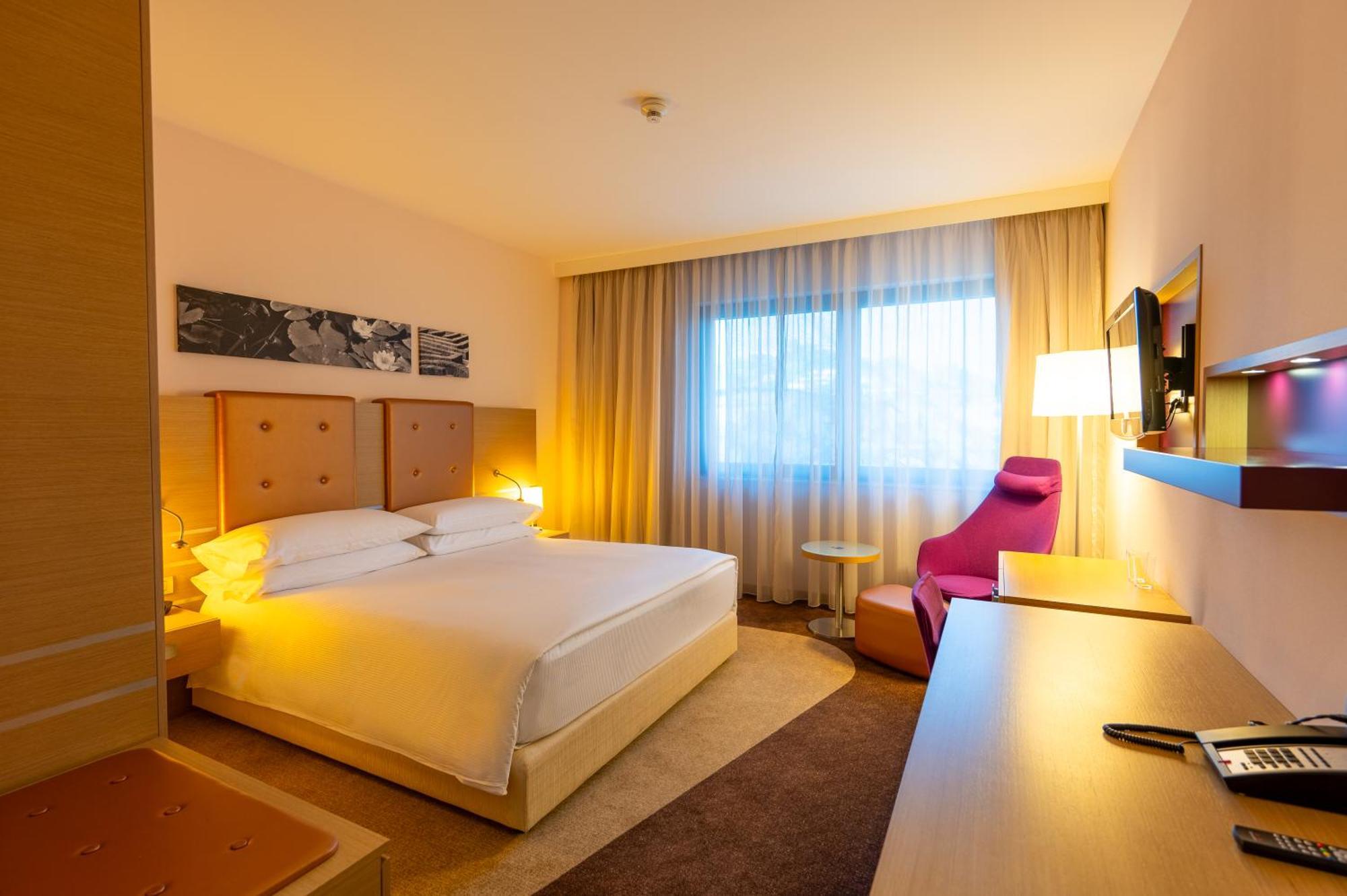 Doubletree By Hilton Oradea Hotel Bagian luar foto