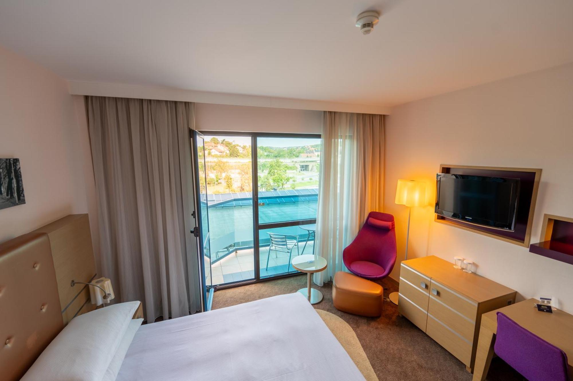 Doubletree By Hilton Oradea Hotel Bagian luar foto