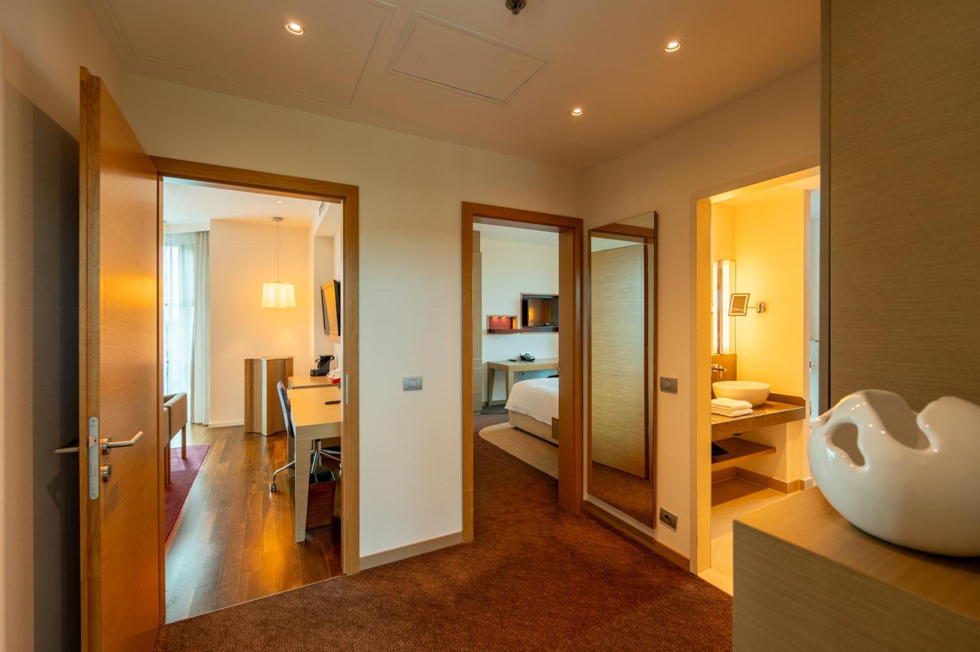 Doubletree By Hilton Oradea Hotel Bagian luar foto