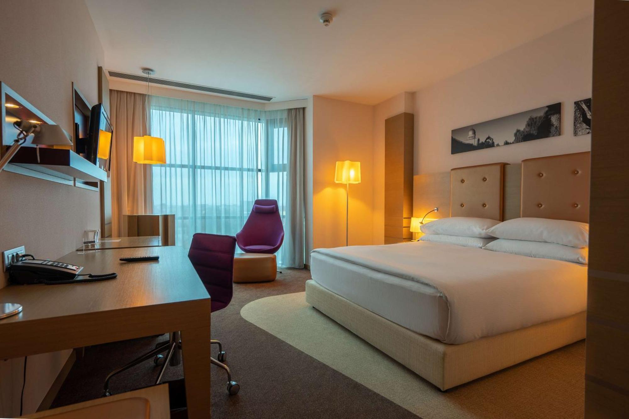 Doubletree By Hilton Oradea Hotel Bagian luar foto