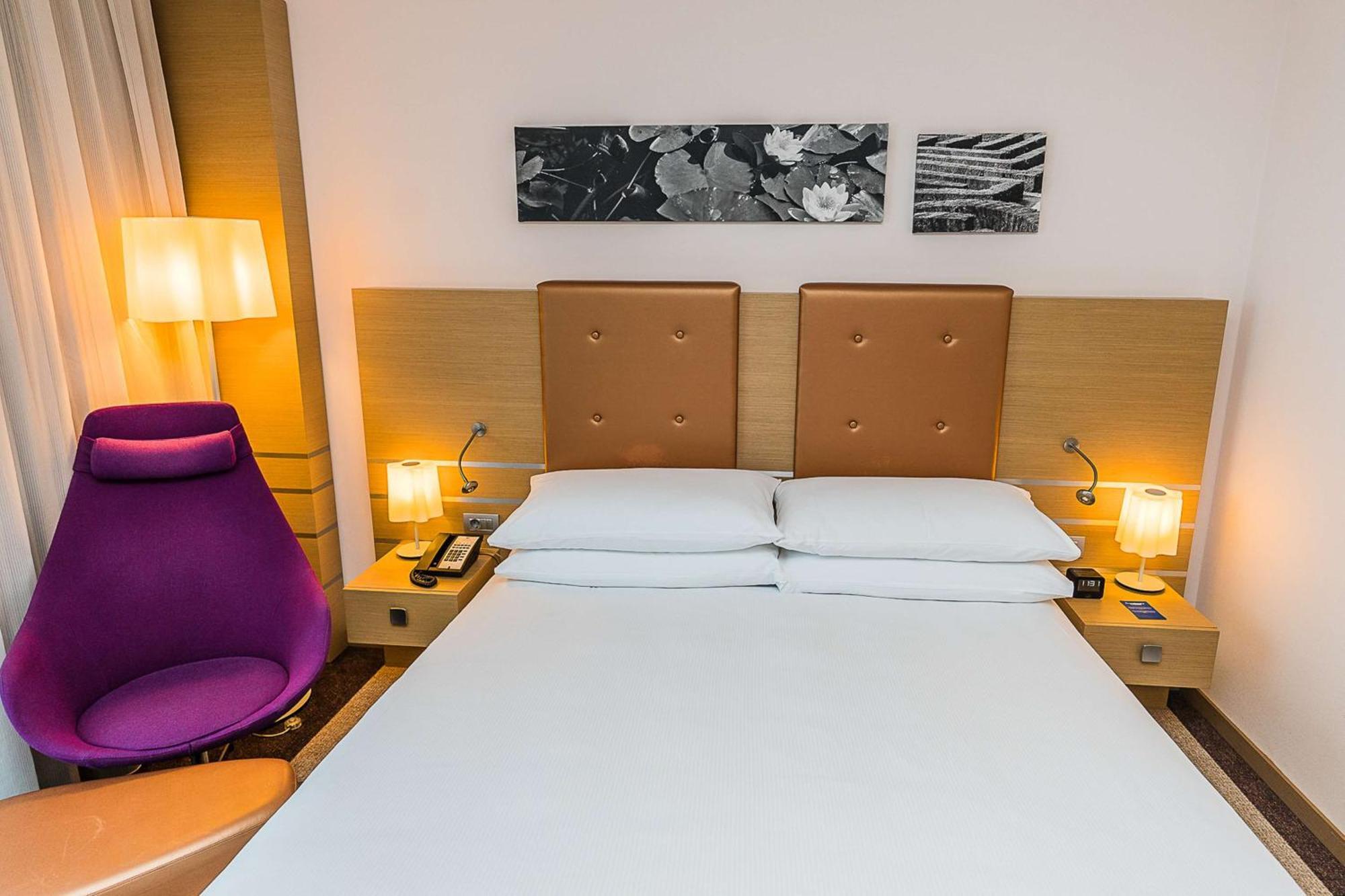 Doubletree By Hilton Oradea Hotel Bagian luar foto