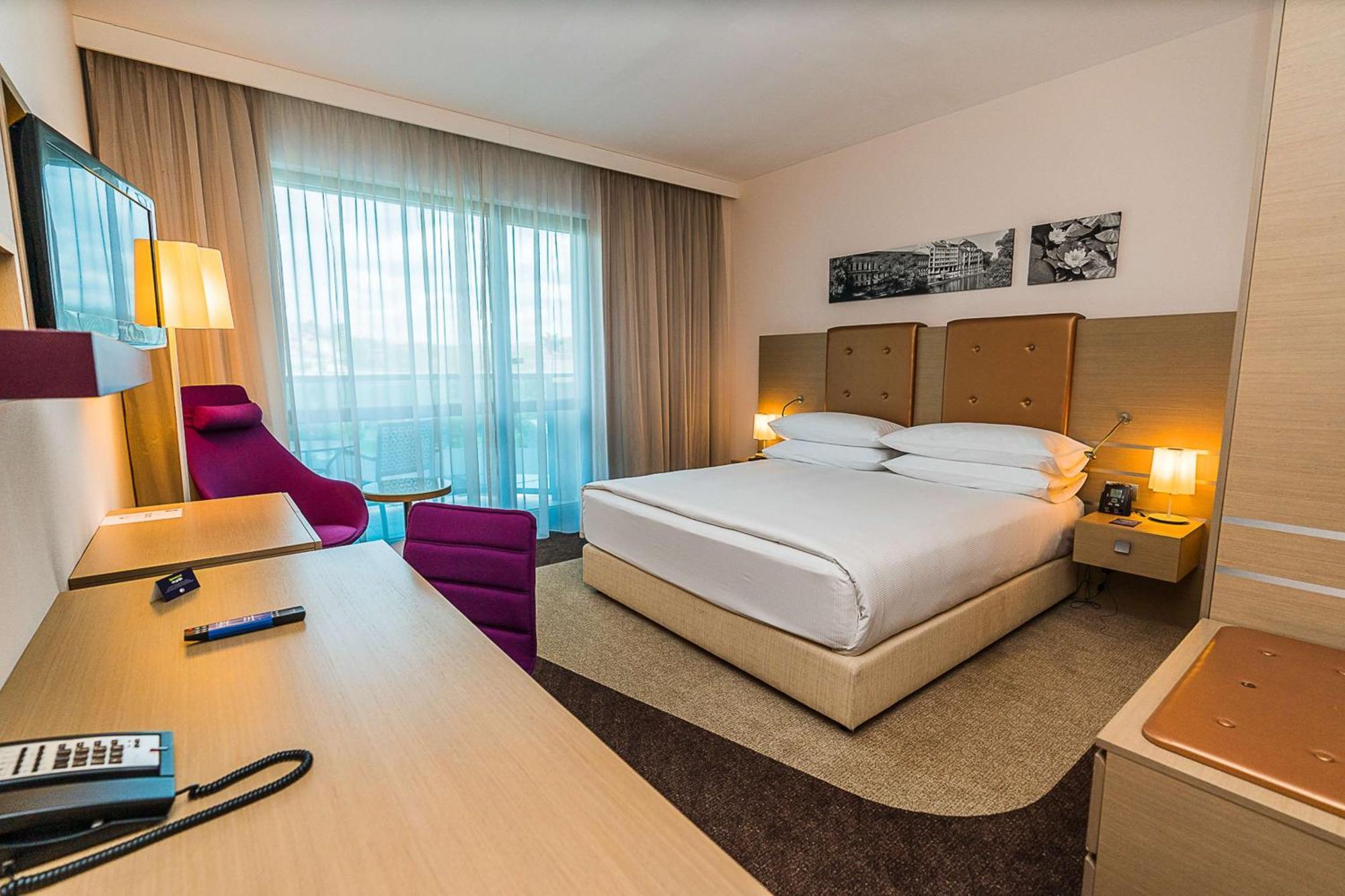 Doubletree By Hilton Oradea Hotel Bagian luar foto