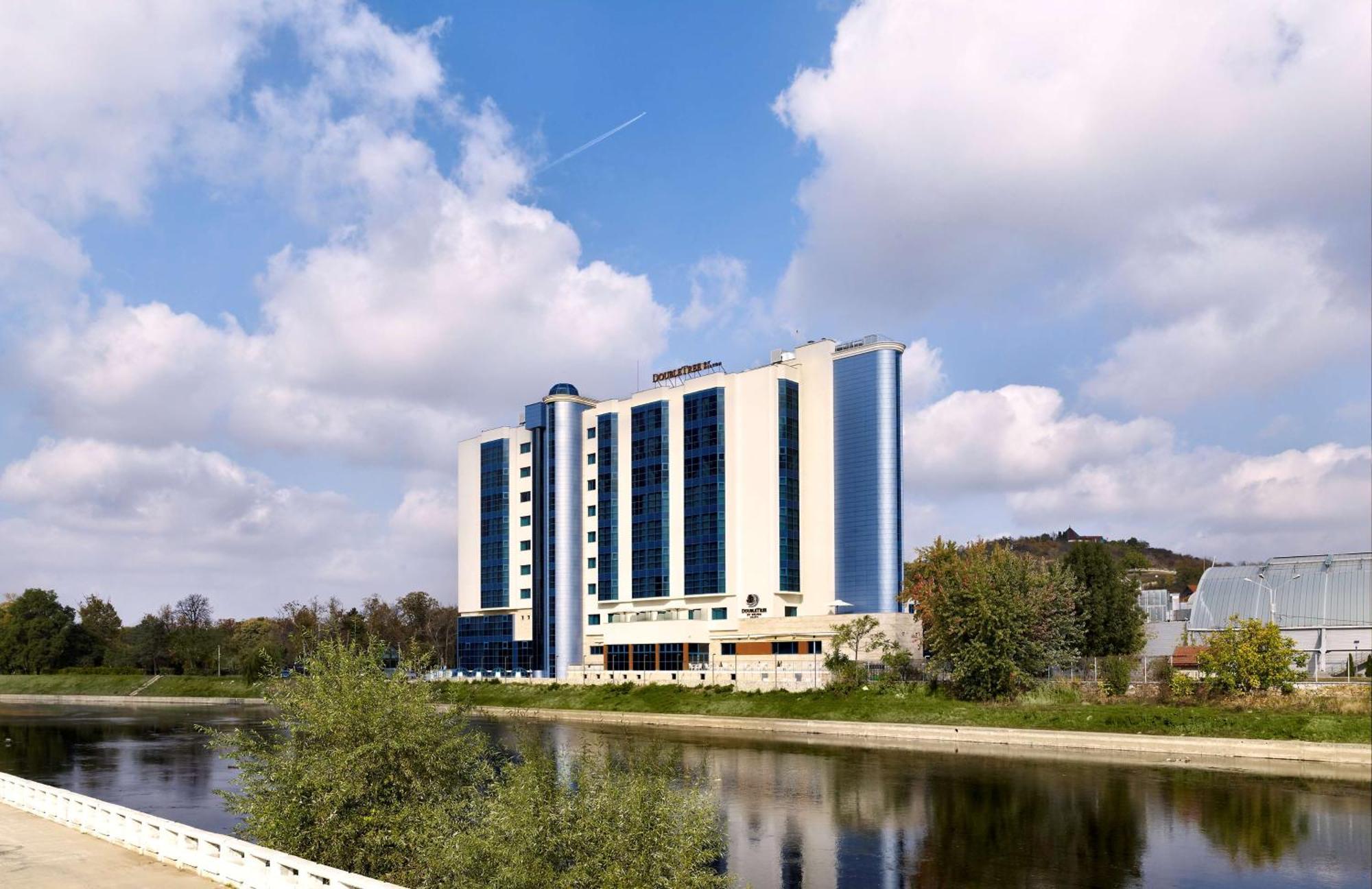 Doubletree By Hilton Oradea Hotel Bagian luar foto
