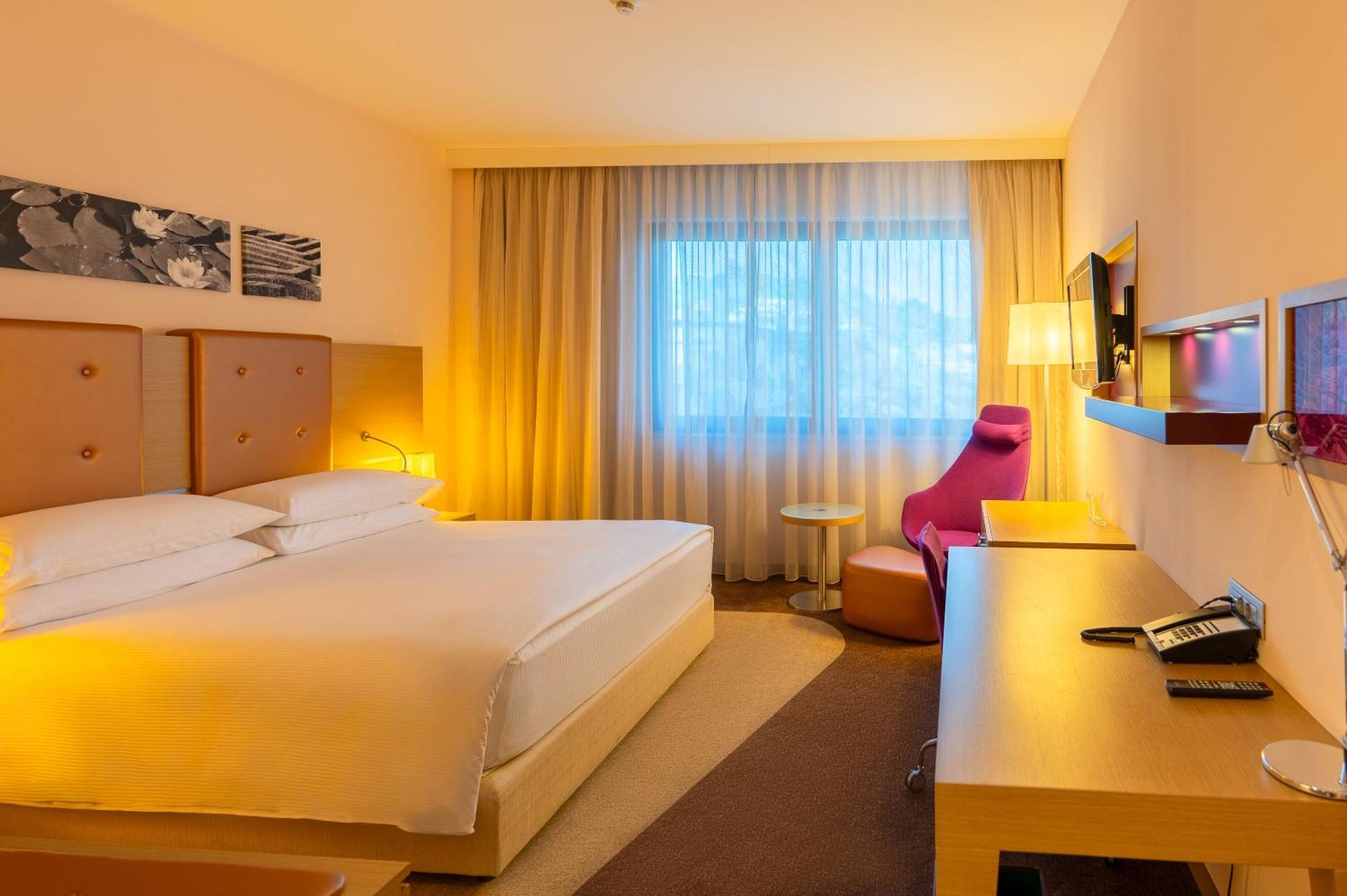 Doubletree By Hilton Oradea Hotel Bagian luar foto