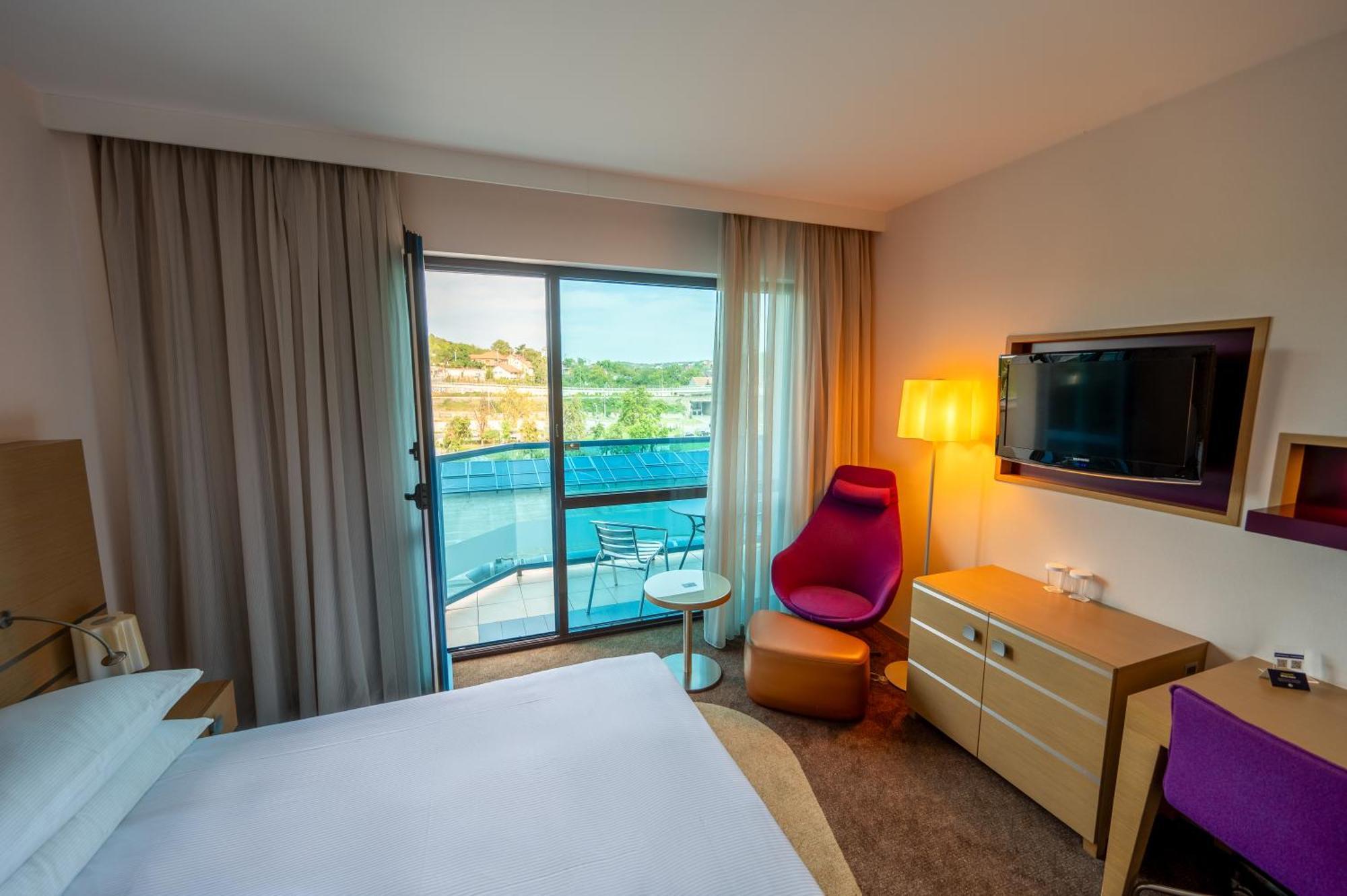 Doubletree By Hilton Oradea Hotel Bagian luar foto