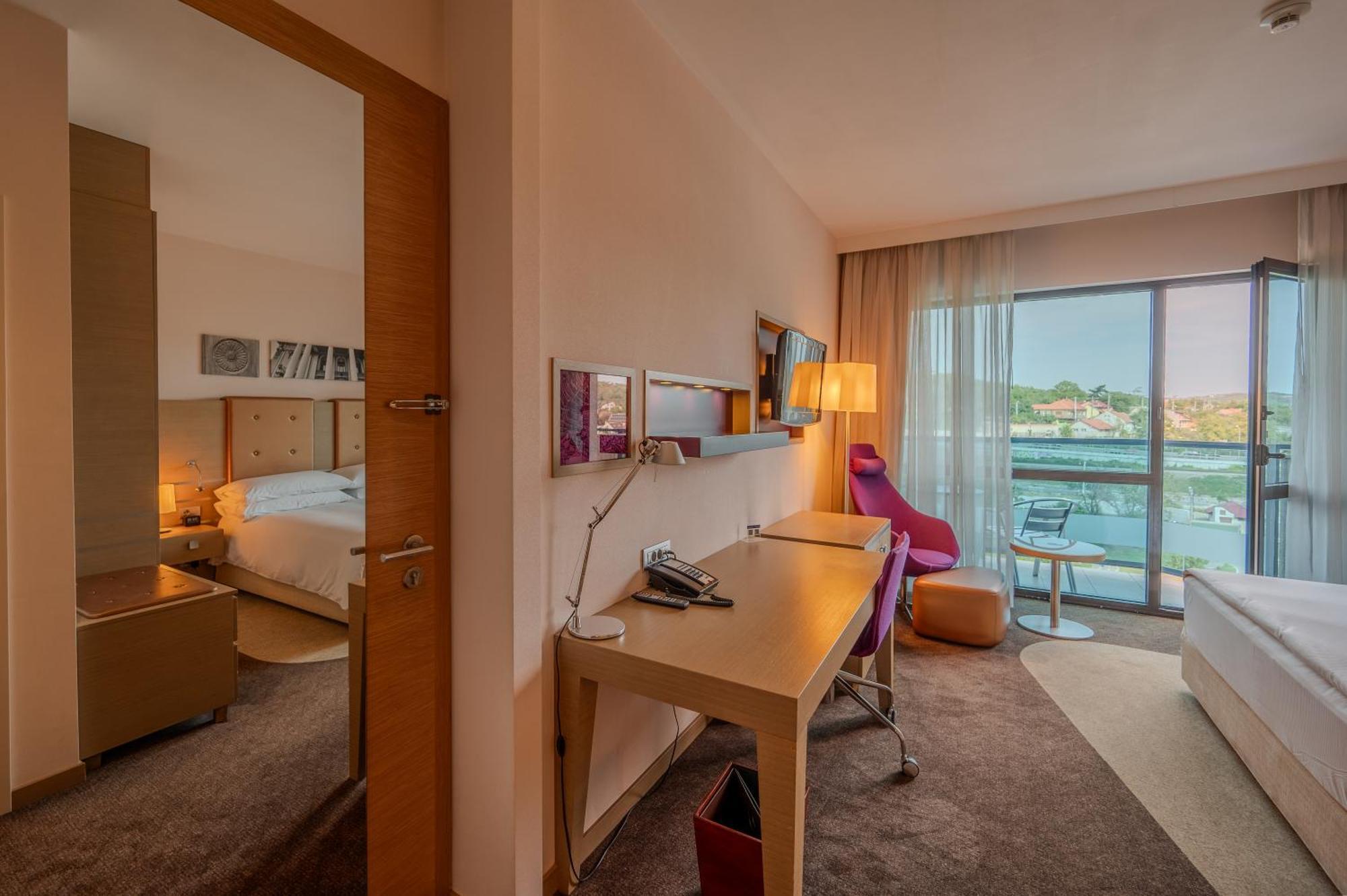 Doubletree By Hilton Oradea Hotel Bagian luar foto