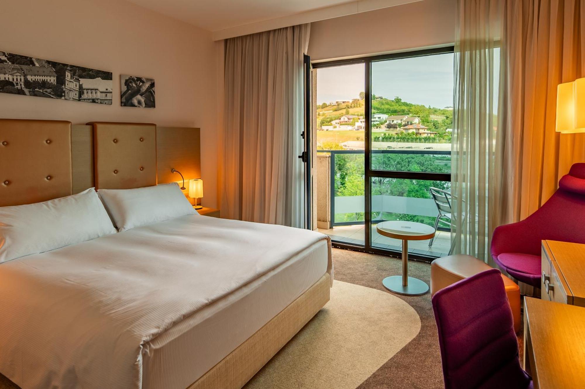 Doubletree By Hilton Oradea Hotel Bagian luar foto