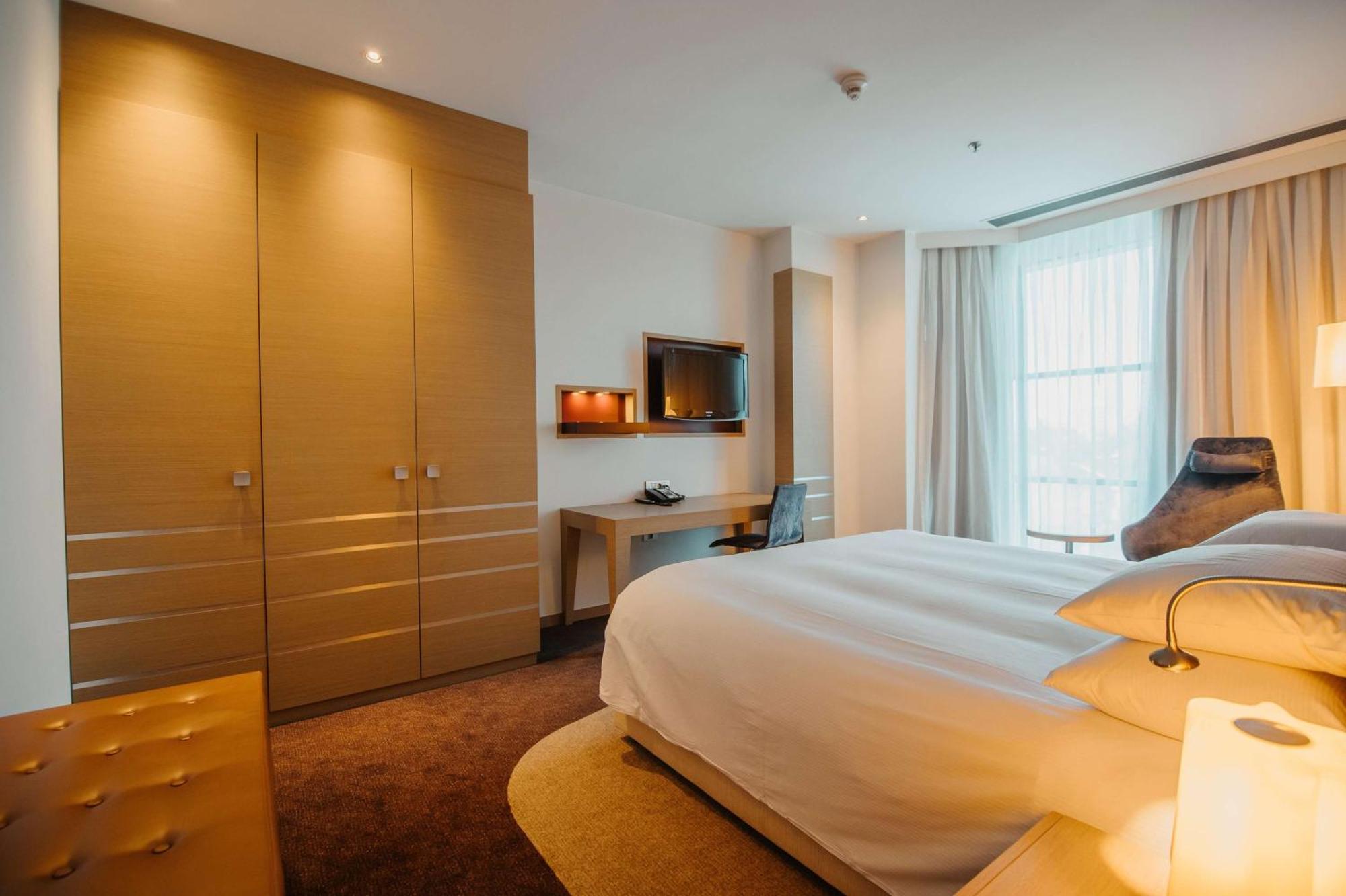 Doubletree By Hilton Oradea Hotel Bagian luar foto