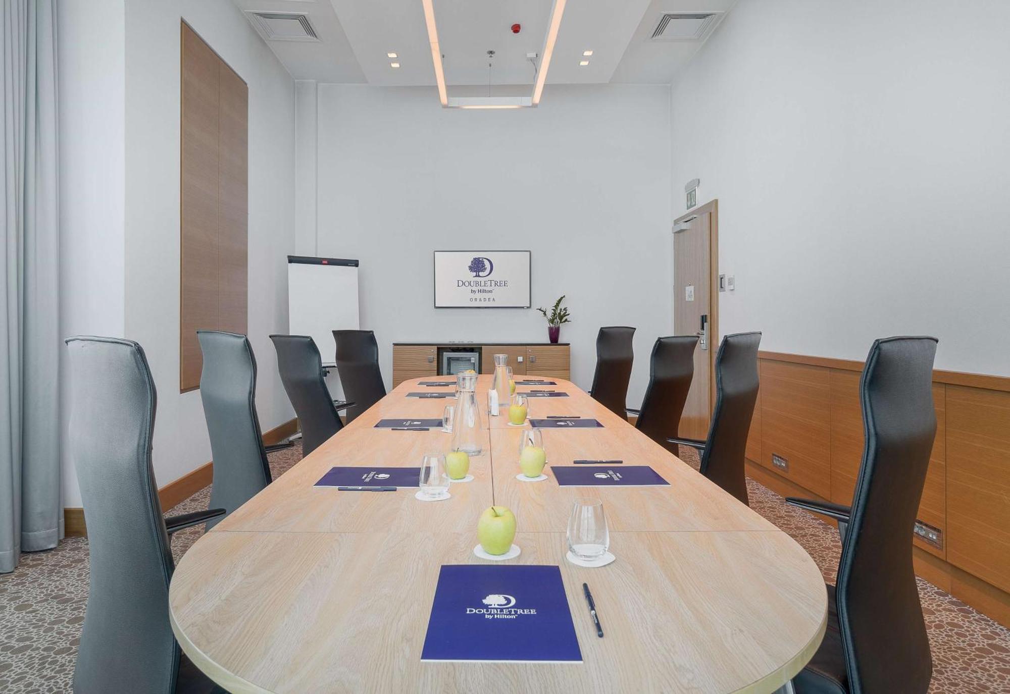 Doubletree By Hilton Oradea Hotel Bagian luar foto