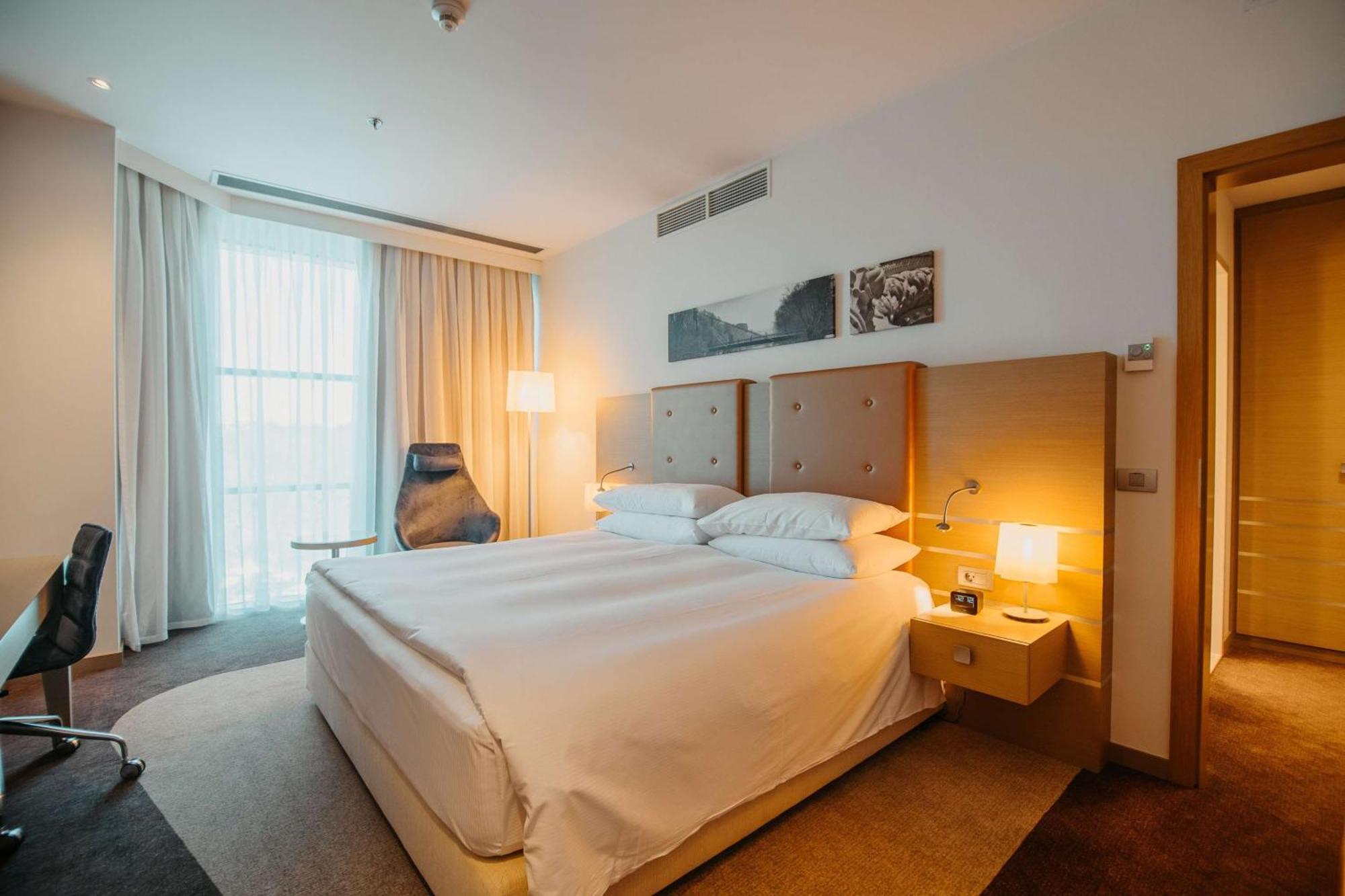 Doubletree By Hilton Oradea Hotel Bagian luar foto