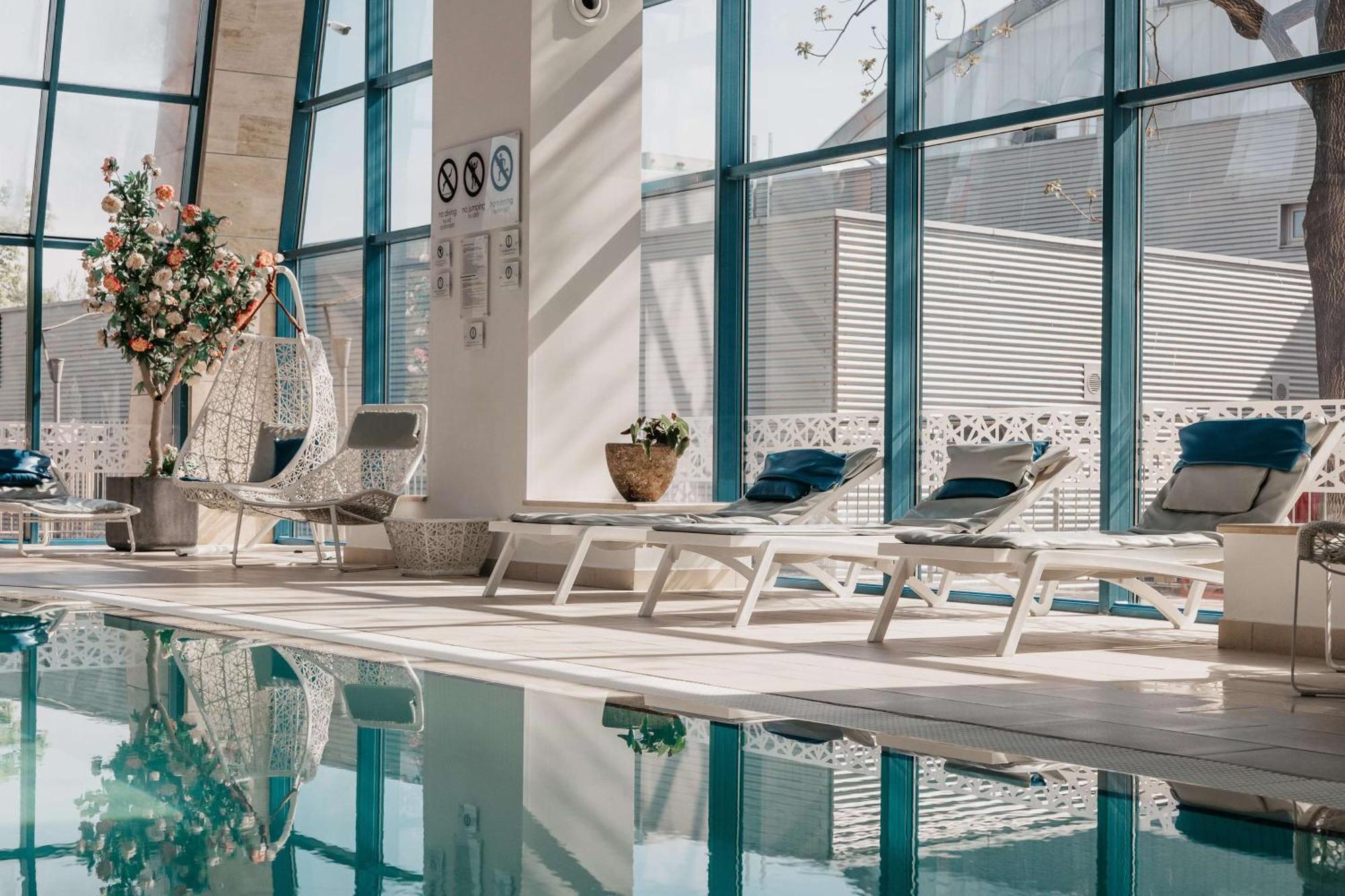 Doubletree By Hilton Oradea Hotel Bagian luar foto
