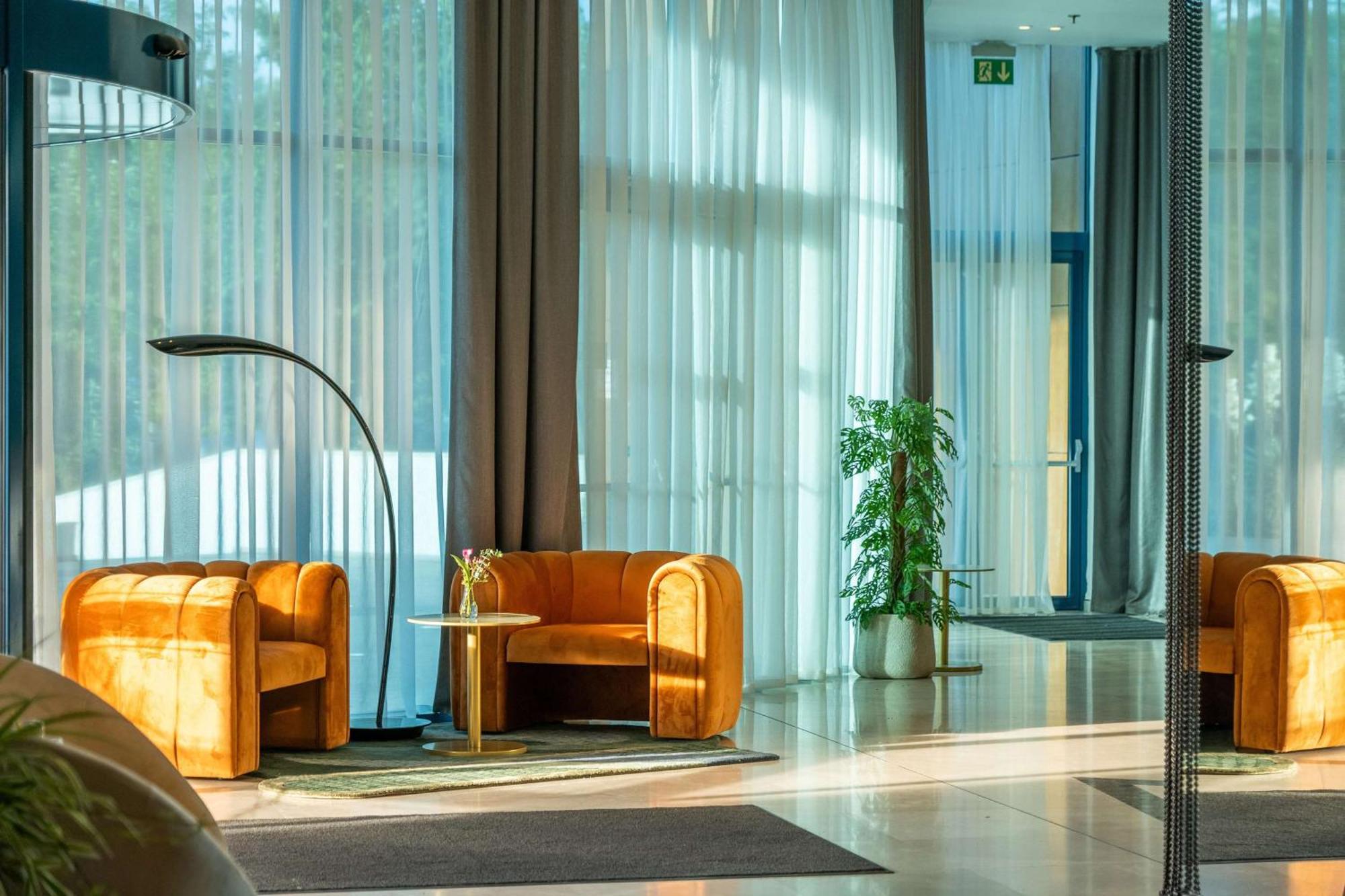 Doubletree By Hilton Oradea Hotel Bagian luar foto