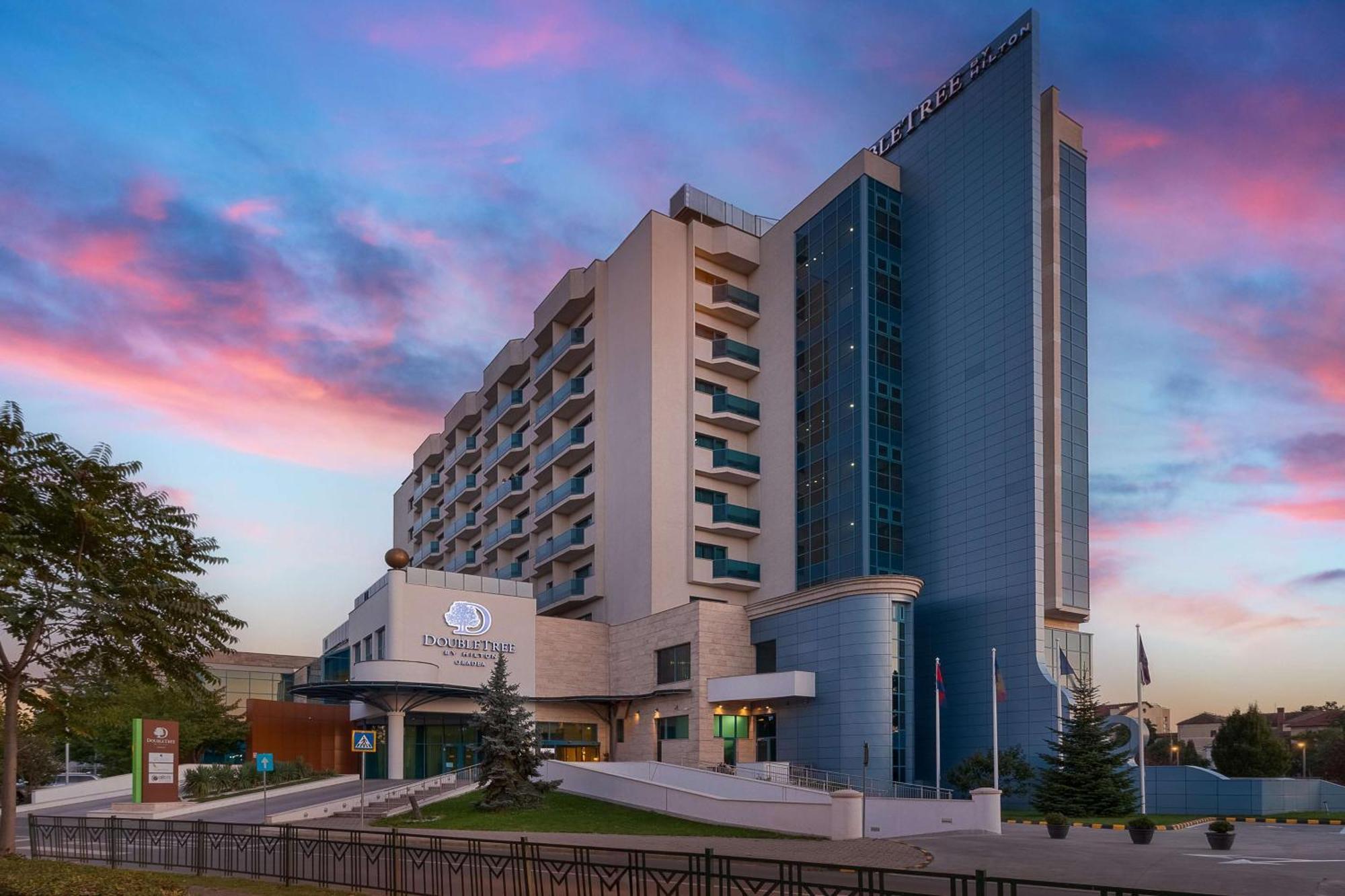 Doubletree By Hilton Oradea Hotel Bagian luar foto