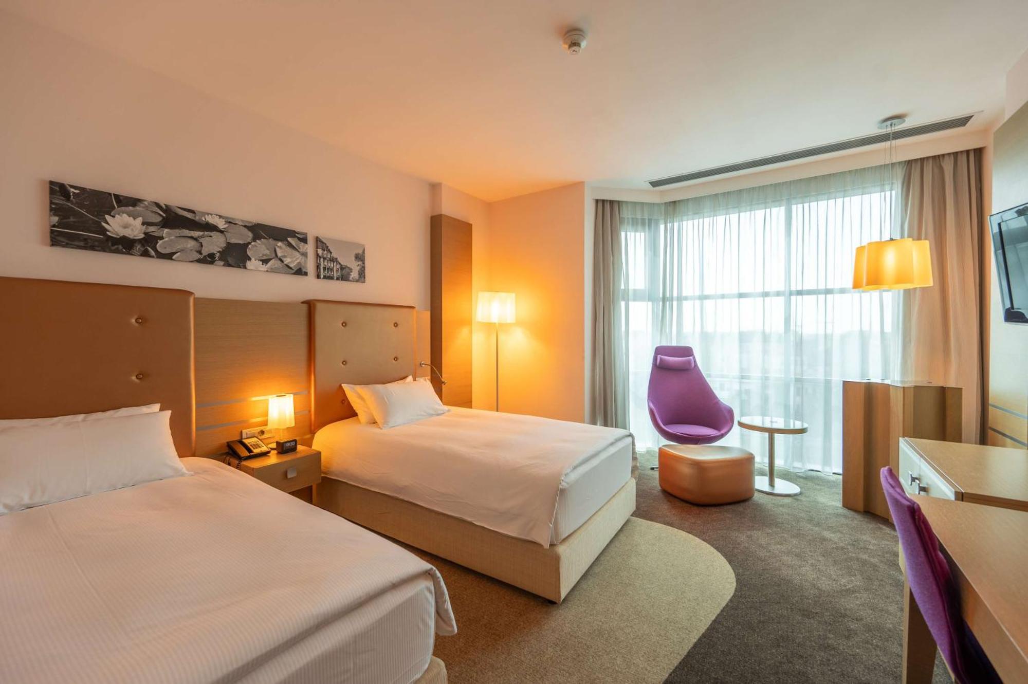 Doubletree By Hilton Oradea Hotel Bagian luar foto